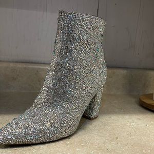 Worn for an hour! Basically new Bling boots! Size 5!